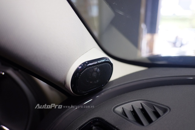 
Trên chiếc MINI Cooper S Clubman này còn được trang bị thêm hai loa Harman Kardon mang lại trải nghiệm âm thanh tốt hơn cho người lái.
