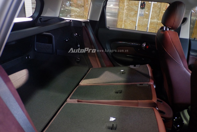 
MINI Cooper S Clubman có khoang hành lý thể tích 360 lít nhưung khi gập hàng ghế thứ hai lại thì không gian để đồ phía sau của xe có thể lên tới 1.250 lít.
