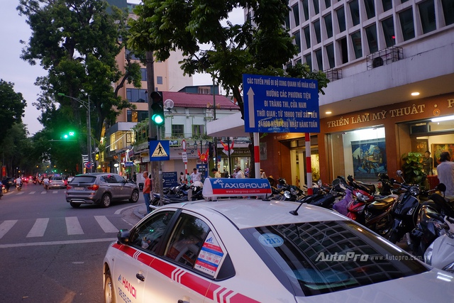 Biển chỉ dẫn hướng lưu thông cho các phương tiện tránh tuyến phố đi bộ quanh hồ Gươm.