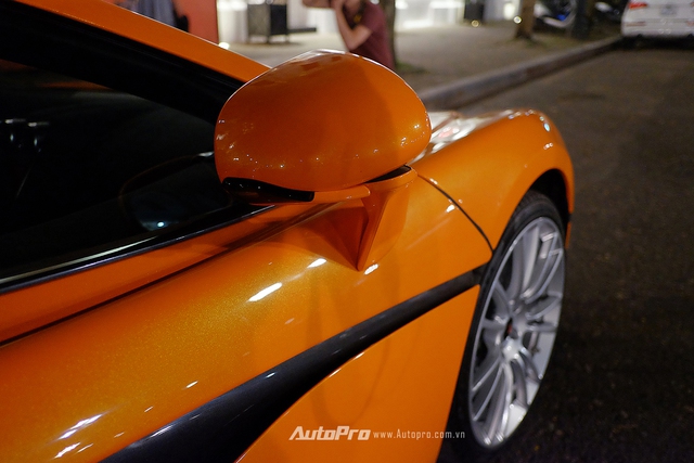 
Gương chiếu hậu trên McLaren 570S.
