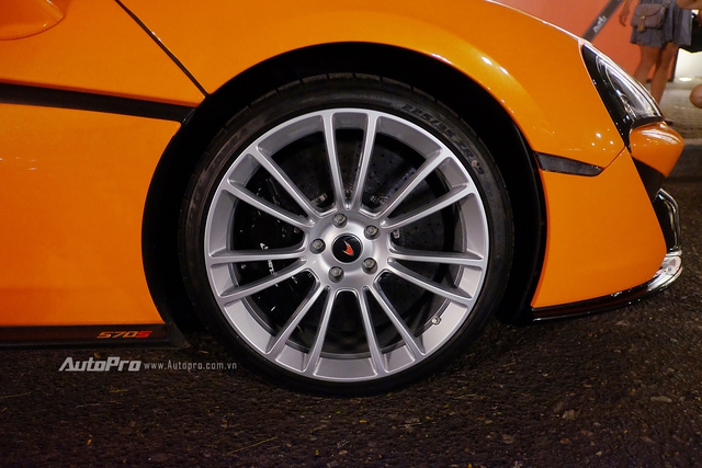 
McLaren 570S sử dụng động cơ V8, tăng áp kép, dung tích 3,8 lít, sản sinh công suất tối đa 562 mã lực và mô-men xoắn cực đại 600 Nm. So với đàn anh 650S, 570S thua kém đến 71 mã lực, tuy nhiên thời gian tăng tốc từ 0-100 km/h cũng khá ấn tượng vào khoảng 3,2 giây, chậm hơn 0,2 giây và cùng đạt vận tốc tối đa 328 km/h. Xe được trang bị hộp số 7 cấp SSG.
