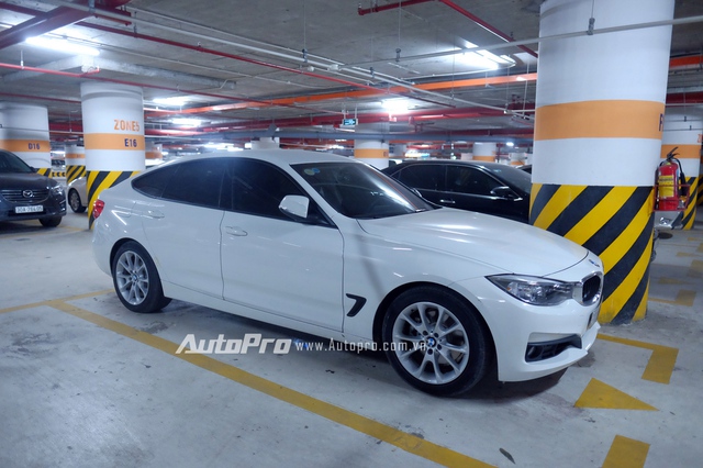 
Một chiếc xe BMW 320i GT.
