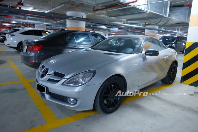 
Mercedes-Benz SLK 200 từng một thời quần thảo trên đường phố Hà Nội nay cũng im lìm nằm dưới hầm để xe.
