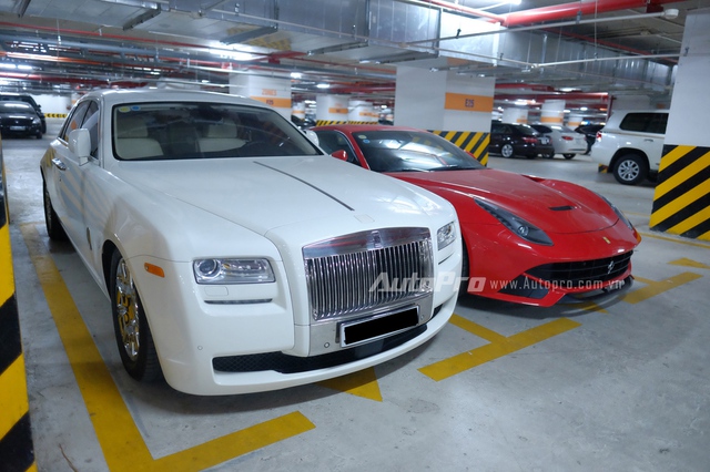 
Nổi bật hơn cả có lẽ là sự xuất hiện của cặp đôi Rolls-Royce Ghost trắng tinh bên cạnh Ferrari F12 Berlinetta đỏ rực. Được biết, hai chiếc xe này có cùng chủ sở hữu tại Hà Nội.
