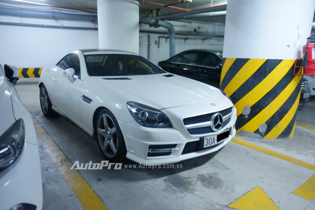 
Mới hơn một chút thì tại hầm gửi xe này cũng có một chiếc Mercedes-Benz SLK 300 AMG.
