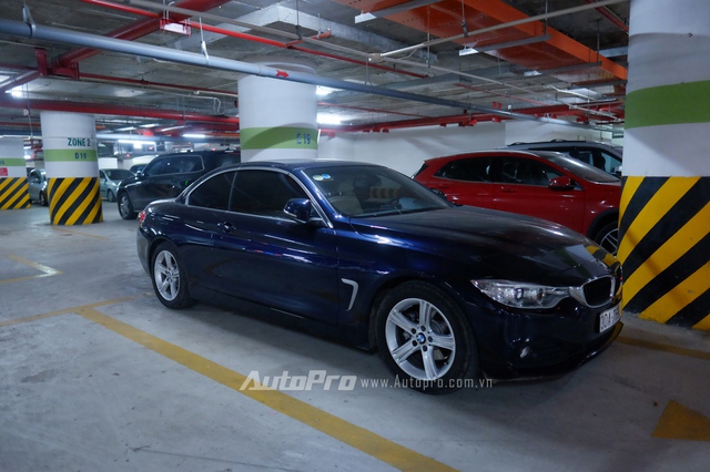 
Chiếc xe hai cửa BMW 420i có giá gần 2 tỉ đồng tại hầm đỗ xe này.
