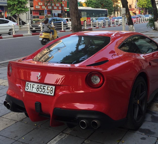 
Ferrari F12 Berlinetta xuất hiện trên phố với biển số 51F-855.58.
