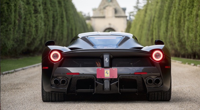 Vì thế thông tin về một siêu phẩm Ferrari LaFerrari sắp được cho lên sàn tại sự kiện đấu giá Monterey, do công ty Mecum Auctions thực hiện diễn ra từ ngày 18 đến 20 tháng 8 đã nhận được nhiều sự chú ý của giới chơi xe trên toàn thế giới, mặc dù mức giá rao bán chưa được tiết lộ.