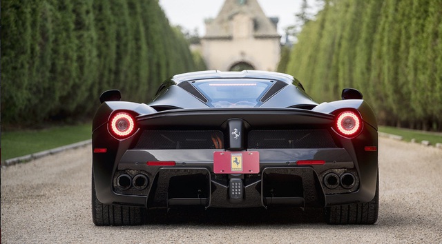 
Vì thế thông tin về một siêu phẩm Ferrari LaFerrari sắp được cho lên sàn tại sự kiện đấu giá Monterey, do công ty Mecum Auctions thực hiện diễn ra từ ngày 18 đến 20 tháng 8 đã nhận được nhiều sự chú ý của giới chơi xe trên toàn thế giới, mặc dù mức giá rao bán chưa được tiết lộ.
