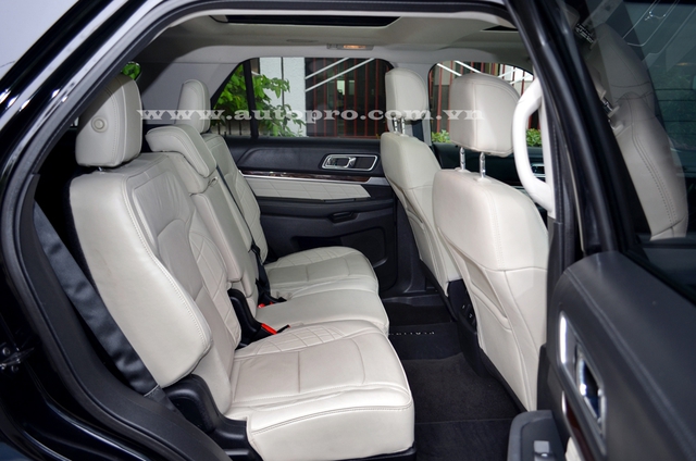 
Thay đổi của Ford Explorer Platinum 2016 so với bản tiêu chuẩn được thể hiện rõ ràng hơn ở không gian nội thất. Bên trong xe là không gian nội thất được thiết kế khá đẹp mắt với ghế bọc da Nirvana.
