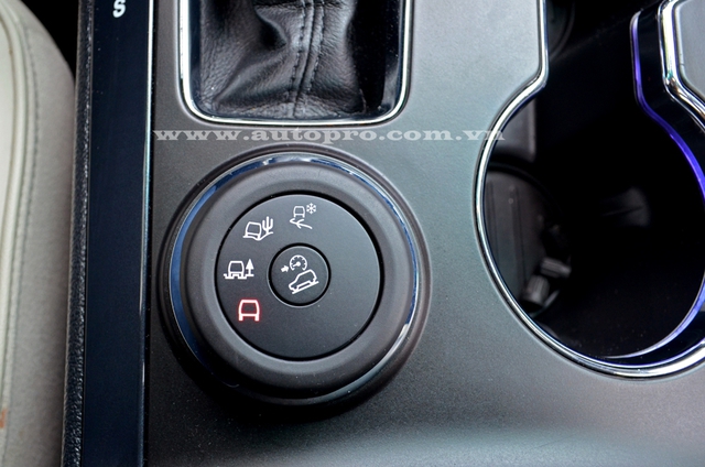 
Về tính năng an toàn, Ford Explorer Platinum 2016 có đèn pha tự động, hệ thống điều khiển hành trình thích ứng, phát hiện điểm mù, hỗ trợ đỗ xe thích ứng, cảnh báo lùi hỗ trợ đỗ xe, hỗ trợ duy trì làn đường và dây đai an toàn ghế sau tự phồng.
