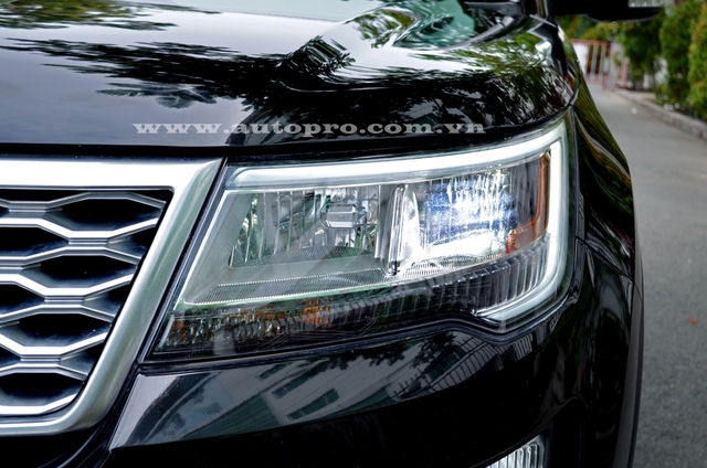 
Ở bản trang bị cao cấp nhất Platinum, Ford Explorer 2016 có đèn pha LED, ngoài ra, còn có điểm nhấn là dãy đèn LED chiếu sáng ban ngày thiết kế đẹp mắt.
