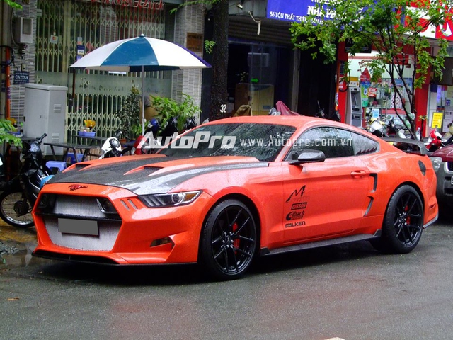 
Với chi phí 500 triệu đồng, bản độ của tay chơi Sài thành đã phá kỷ lục về mức giá khủng chỉ dành để độ xe. Chiếc Mustang 2015 trong bộ áo màu cam nổi bật được trang bị bộ bodykit mang tên gọi Rocket, do nhà thiết kế Henrik Fisker kết hợp cùng nhà độ Galpin Auto Sport tạo ra.
