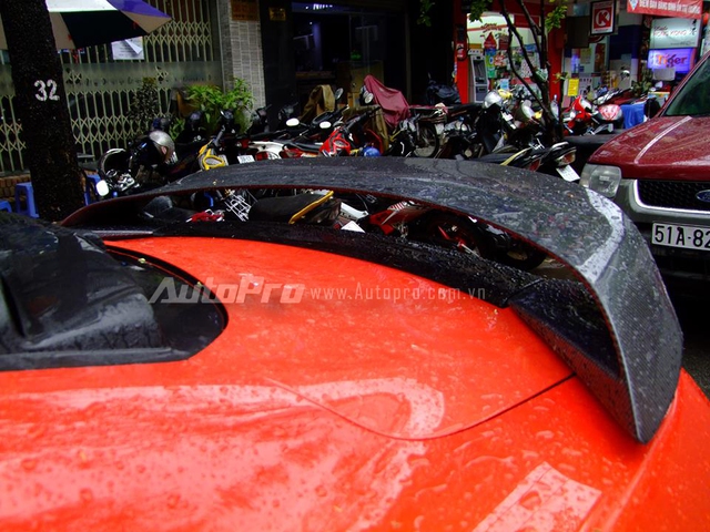 Cận cảnh cánh lướt gió cỡ lớn bằng sợi carbon của Mustang độ bodykit Rocket.