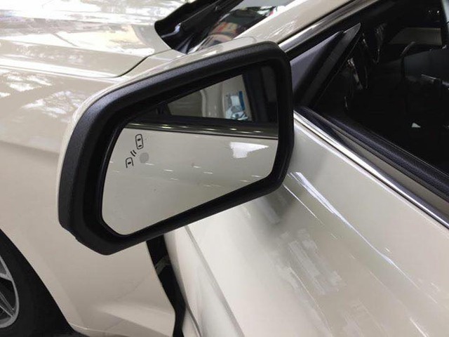 Ngựa hoang nước Mỹ còn được trang bị camera lùi, bệ cửa với dòng chữ Ford Mustang phát sáng. Hình ảnh chú ngựa hoang phản chiếu dưới mặt nền cũng mang đến cảm giác lạ mắt và đầy thú vị cho Ford Mustang 2015.