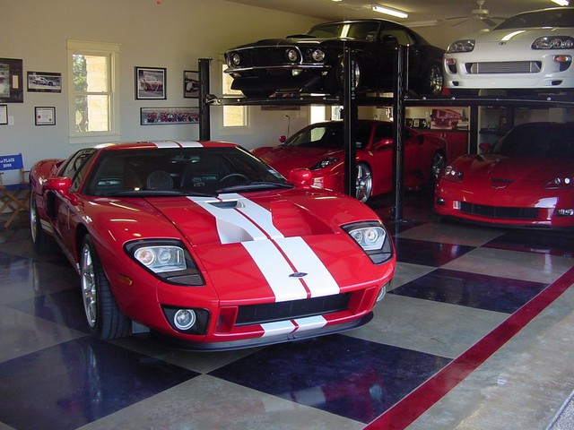 
Một garage tập hợp gần như đầy đủ các mẫu xe cơ bắp huyền thoại của Mỹ.
