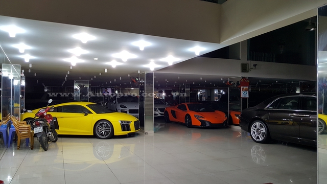 
Siêu xe Audi R8 V10 Plus thả dáng cùng McLaren 650S Spider màu cam và Rolls-Royce Ghost.
