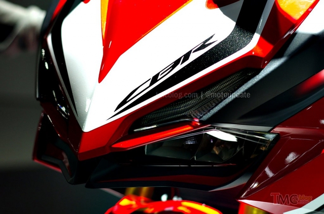 
Cụm đèn phía trước của Honda CBR250RR 2016 mang nhiều đường nét của phiên bản Concept Lightweight Supersports mà hãng xe Nhật Bản từng giới thiệu tại tại Japan Motor Show 2015.
