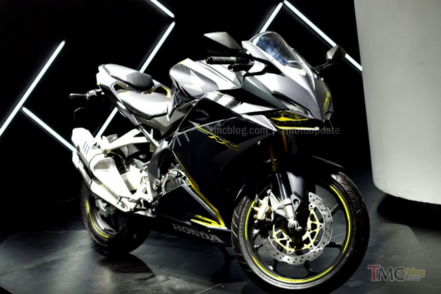 Phiên bản màu đen vàng chanh. Honda CBR250RR 2016 có hai lựa chọn phiên bản là có và không có ABS cùng mức giá chênh lệch khoảng 10 triệu Đồng tại Indonesia. Bản tiêu chuẩn có giá từ 106 triệu Đồng và bản có trang bị ABS có giá từ 117 triệu Đồng tại quốc đảo này.