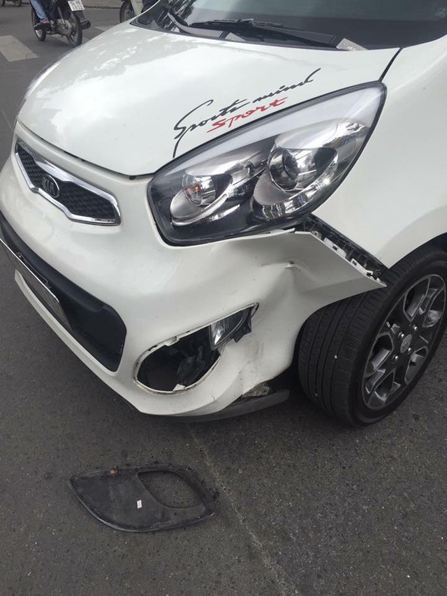 
Chiếc Kia Morning bị hư hỏng nặng sau vụ va chạm với chiếc Honda CUB.
