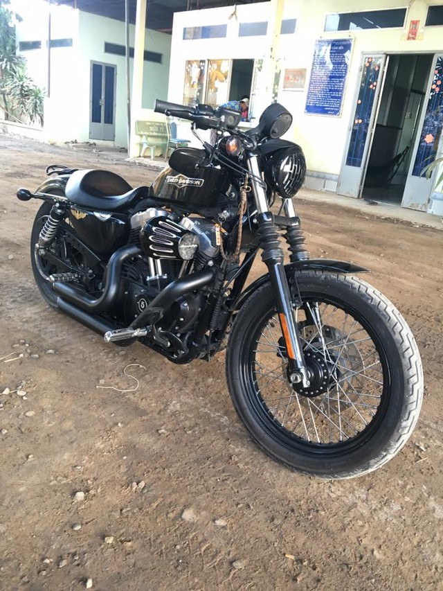 
Chiếc Harley-Davidson 48 mà má Mười cầm lái.
