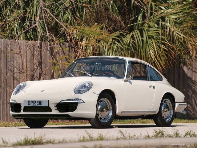 
Porsche 911 cả cũ lẫn mới đều được hòa làm một trong thiết kế trên đây.
