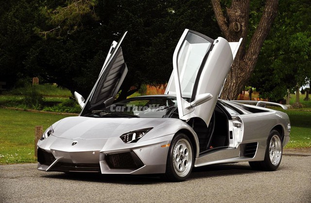 
Siêu xe sinh đôi giữa Lamborghini Diablo/Aventador.
