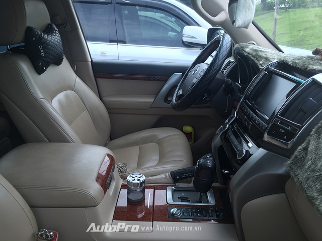 Không gian nội thất đầy đủ tiện nghi của chiếc Toyota Land Cruiser biển đẹp.