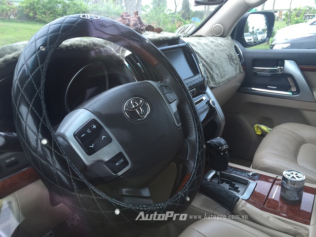 Toyota Land Cruiser sở hữu khối động cơ V8 dung tích 5.7 lít sản sinh công suất 381 mã lực kết hợp với hộp số 6 cấp tự động và hệ thống truyền động 4 bánh.