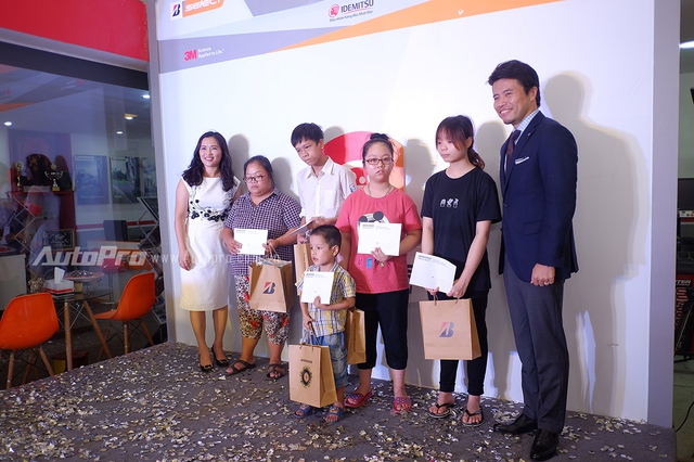 
Đại diện Bridgestone trao tặng những phần quà được trích từ quỹ từ thiện của chương trình cho các em nhỏ khó khăn tại khu vực Hà Đông.
