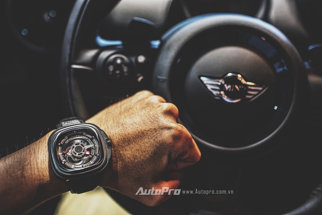 Cận cảnh chiếc đồng hồ SevenFriday P3B/01 “Racer” bên trong khoang lái của Countryman S. Vẫn giữ nguyên những thiết kế cơ bản của dòng P với hai kim chỉ giờ và phút cùng hai đĩa quay hiển thị giây và 24h, những thay đổi của P3B/01 nằm ở các chi tiết nhỏ lấy ý tưởng từ những chiếc xe đua.