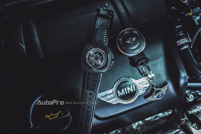 
SevenFriday P3B/01 nổi bật dưới nắp capo của chiếc Mini Cooper. Phần dây da bê mang màu đen ton-sur-ton với chiếc đồng hồ, cùng với những chi tiết trang trí độc đáo lấy ý tưởng từ những chiếc lốp xe. 
