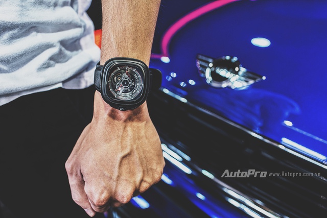 Hình dáng mới của SevenFriday P3B/01 dễ dàng thu hút sự chú ý, đặc biệt từ phái mạnh với sự xuất hiện của phần “Crown Protector” – phần bảo vệ núm xoay của đồng hồ. Chi tiết này vừa làm tăng sự an toàn cho đồng hồ, đồng thời mang đến sự mạnh mẽ cho chủ nhân.