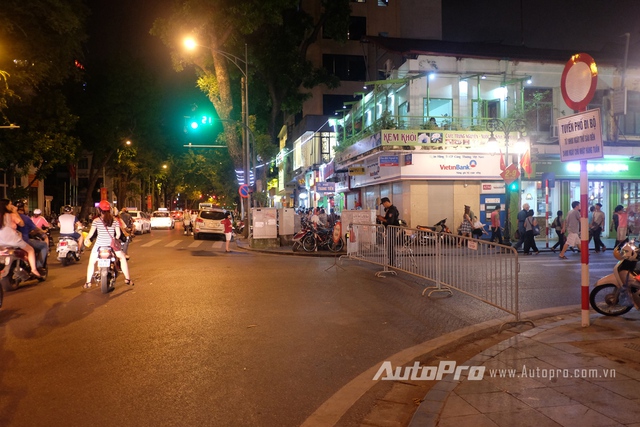 Các hàng rào chốt chặn cửa ngõ vào tuyến phố đi bộ được thiết lập.