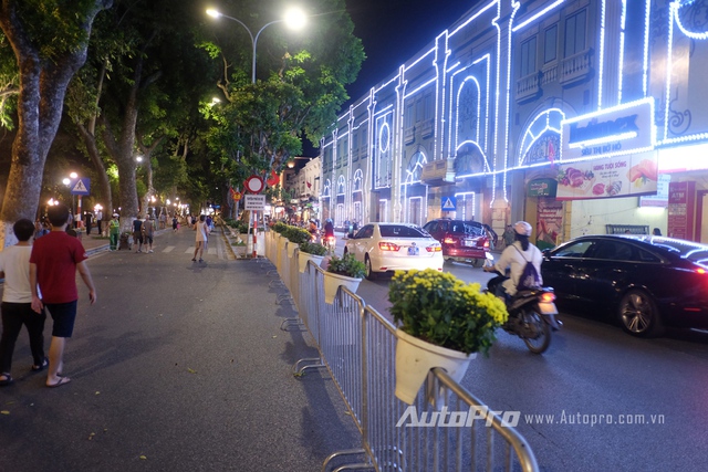 
Tuyến phố Lê Thái Tổ khá đặc trưng với hai làn đường riêng biệt nên được chia đôi làm hai phần cho người đi bộ và người đi xe.

