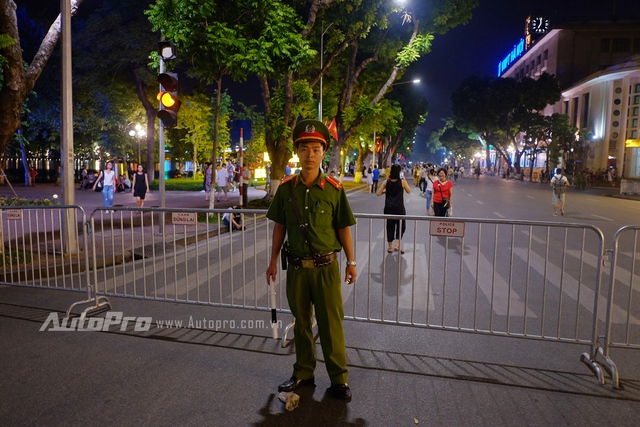 
Một nam cảnh sát trực tại chốt chặn ngã tư Tràng Tiền - Hàng Khay.
