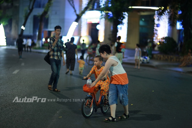 
Các em nhỏ cũng mang xe đạp ra khu vực phố đi bộ để tập.
