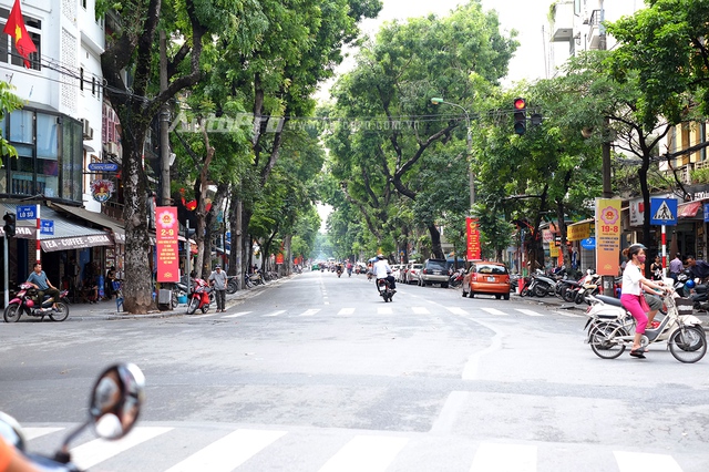 
Chính vì thế, trên các tuyến phố chính của Hà Nội có rất ít các phương tiện giao thông dù đã vào giờ cao điểm.
