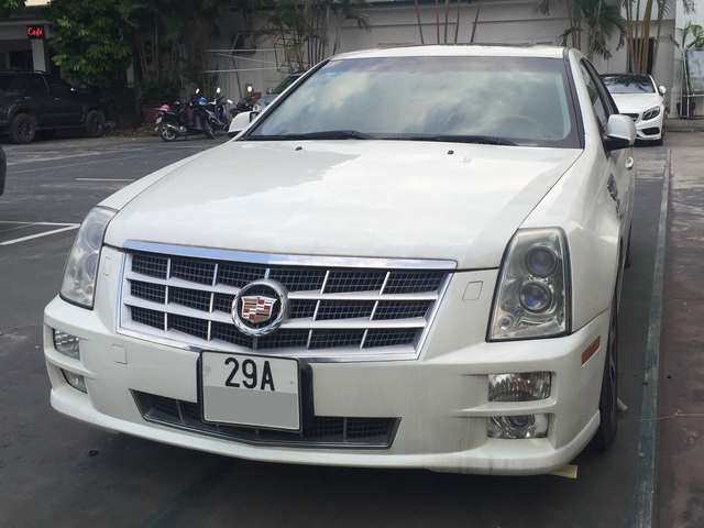 
Một chiếc Cadillac STS bị lãng quên tại Hà Nội khi phải dãi nắng dầm mưa trong một bãi gửi xe ngoài trời.
