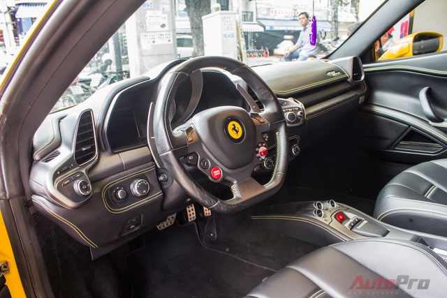
Bước vào xe, người lái dễ nắm bắt được các hệ thống điều khiển vì nội thất của Ferrari 458 Italia không quá phức tạp.
