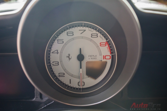 
Đồng hồ hiển thị vòng tua trên Ferrari 458 Italia - một trong những thông số được quan tâm trên mỗi chiếc siêu xe.
