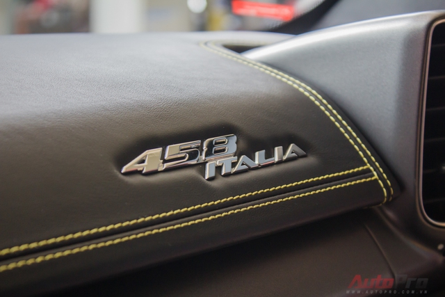
Logo 458 Italia được đính ngay trên bảng táp lô. Tên gọi này xuất phát từ động cơ 4.5L và V8.
