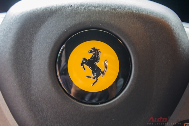 
Logo của Ferrari được định vị chính giữa.

