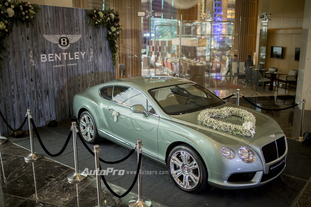 
Chiếc Bentley Continental GT màu xanh ngọc lục bảo độc nhất Việt Nam được trang bị động cơ V8 TwinTurbo có dung tích 4.0 lít, sản sinh công suất tối đa 500 mã lực tại 6.000 vòng/phút và mô-men xoắn cực đại 660 Nm tại 1.700 vòng/phút. Kết hợp cùng hộp số tự động ZF 8 cấp, Bentley Continental GT V8 có thể tăng tốc từ 0-100 km/h chỉ trong 4,8 giây trước khi đạt tốc độ tối đa 305 km/h.

