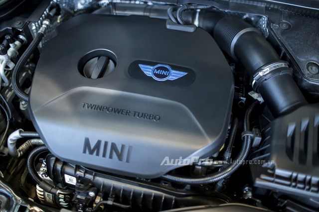 
Để giảm giá thành, tránh thuế tiêu thụ đặc biệt, MINI One cũng chỉ sử dụng động cơ 3 xi-lanh Twinpower Turbo với dung tích 1.2L. Khối động cơ này có khả năng sản sinh công suất tối đa 102 mã lực tại vòng tua máy 4.000–6.000 vòng/phút và mô-men xoắn cực đại 180 Nm tại vòng tua máy 1.400-3.900 vòng/phút.
