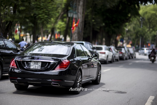 
Chiếc Mercedes-Benz S500 với biển tứ quý 3 đẹp không kém cũng được chủ nhân lái bon bon trên đường phố Hà thành.

