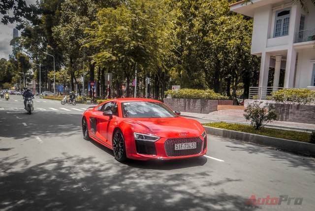 
Audi R8 V10 Plus chính thức có mặt trong garage siêu xe của Phan Thành hồi đầu tháng 7/2016.
