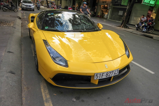 
Trong khi đó, em của Phan Thành là thiếu gia Phan Hoàng cầm lái chiếc Ferrari 488 GTB màu vàng.
