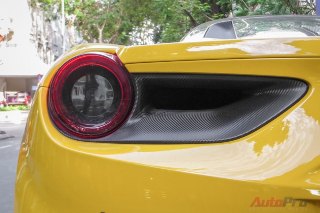 
Hiện tại ở Việt Nam có khoảng 7 chiếc Ferrari 488 GTB. Đây là chiếc duy nhất có màu vàng.
