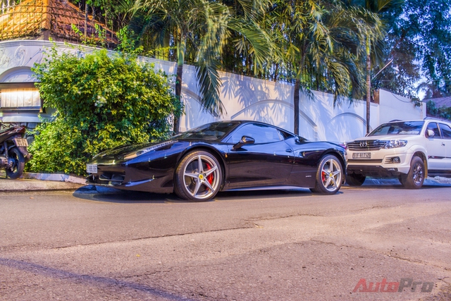 Đây là chiếc xe thứ tư của Ferrari (sau Enzo, Challenge Stradale và 430 Scuderia) không được trang bị hộp số sàn truyền thống.